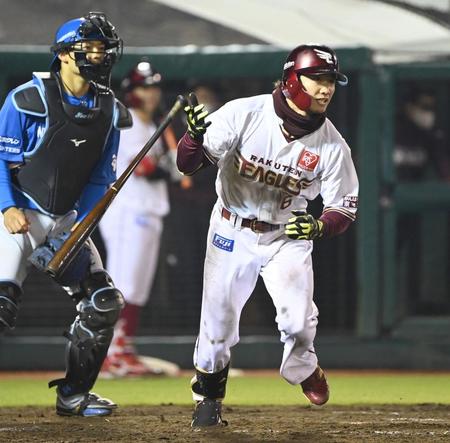 　５回、適時三塁打を放つ西川（撮影・高石航平）