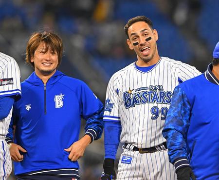 　試合後、笑顔を見せる三嶋（左）とサヨナラ本塁打を放ったソト（撮影・堀内翔）