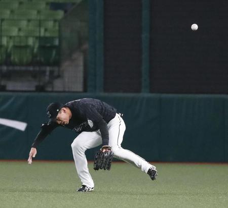 　８回、鈴木の打球を中堅手・高部が後逸し追加点を許す