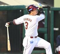 　１回、先制２ランを放つ浅村（撮影・高石航平）