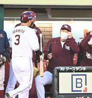 　１回、先制２ランを放った浅村をタッチで迎える石井監督（撮影・高石航平）