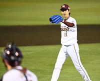 　３回を投げ終わり、炭谷のリードをたたえる岸（撮影・高石航平）