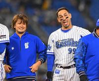 　試合後、笑顔を見せる三嶋（左）とサヨナラ本塁打を放ったソト（撮影・堀内翔）