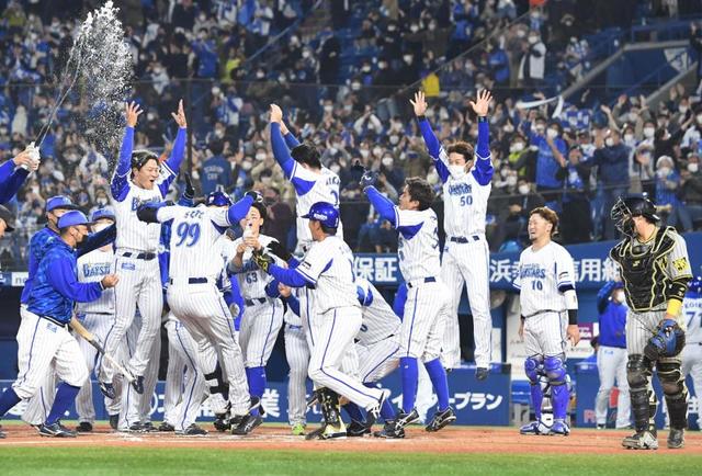 DeNA・ソトがサヨナラ弾!借金「1」に ファンの声援で劇弾を知る