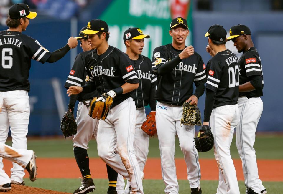 　オリックスに勝利し喜ぶソフトバンクナイン