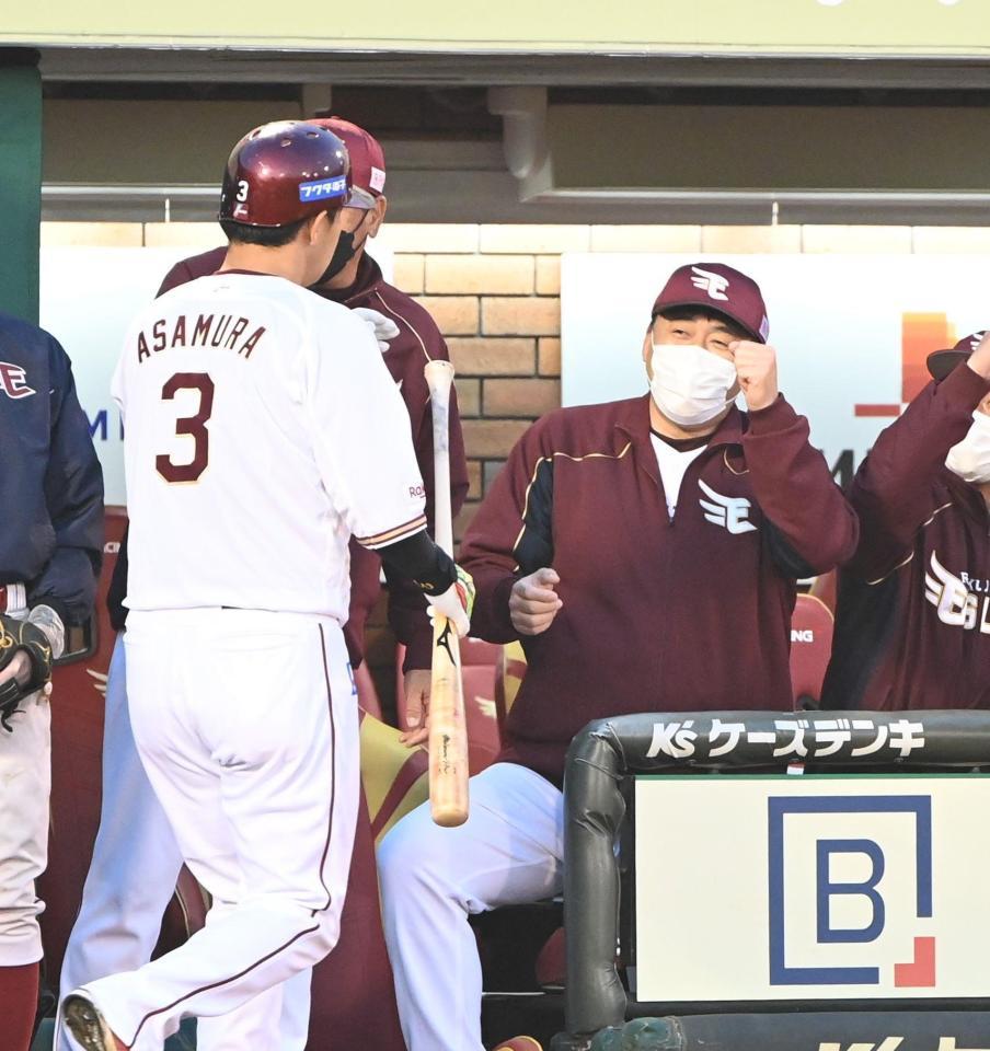 　１回、先制２ランを放った浅村をタッチで迎える石井監督（撮影・高石航平）