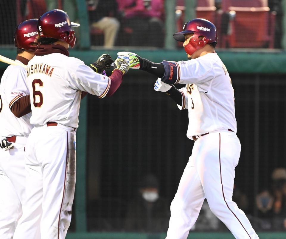 　１回、先制２ランを放ち西川とタッチをかわす浅村（撮影・高石航平）