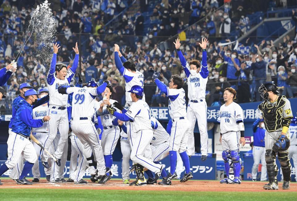 　１０回、サヨナラ弾を放ったソトを迎え歓喜するＤｅＮＡナイン（撮影・飯室逸平）