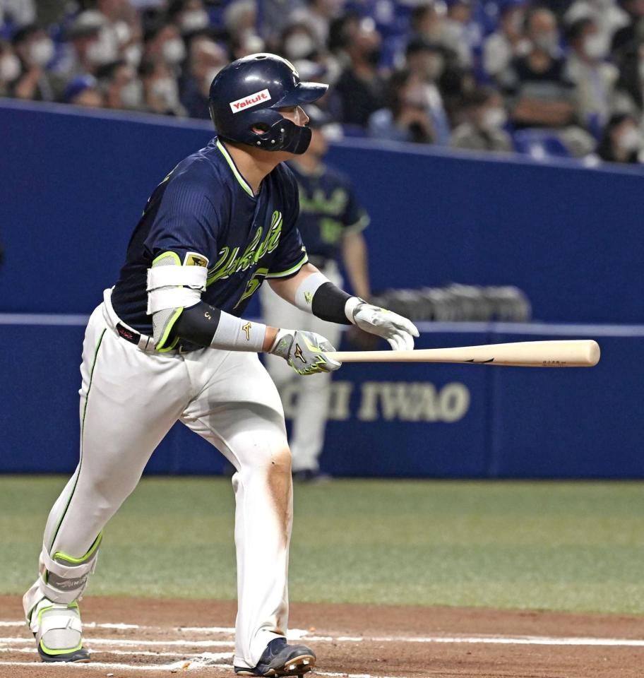 　６回、村上が中越えに本塁打を放つ