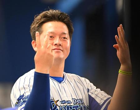 　降雨中断中にファンからの声援に応えて２４歳のポーズを決める誕生日の牧（撮影・堀内翔）