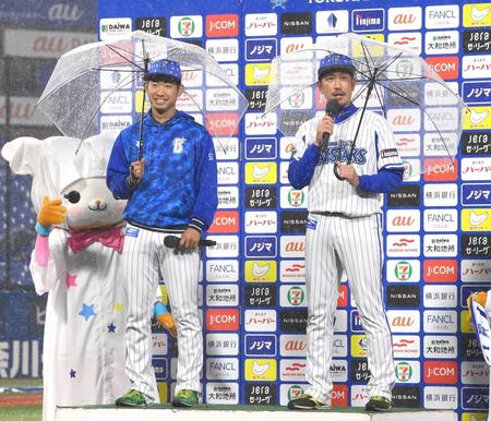 　傘を手にお立ち台に上がった池谷（左）と藤田（撮影・堀内翔）