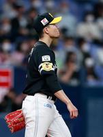 　９回、吉田正に同点の２点打を許し、厳しい表情を見せる千賀