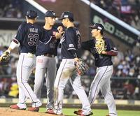 　試合に勝利し、タッチをかわす小深田（右端）ら楽天ナイン（撮影・高石航平）