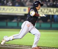 　８回、二塁打を放ち一塁を回る小深田（撮影・高石航平）