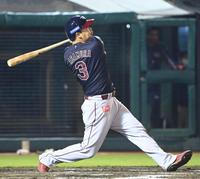 　７回、ソロを放つ浅村（撮影・高石航平）