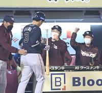 　７回、ソロを放った浅村を笑顔で迎える石井監督（撮影・高石航平）