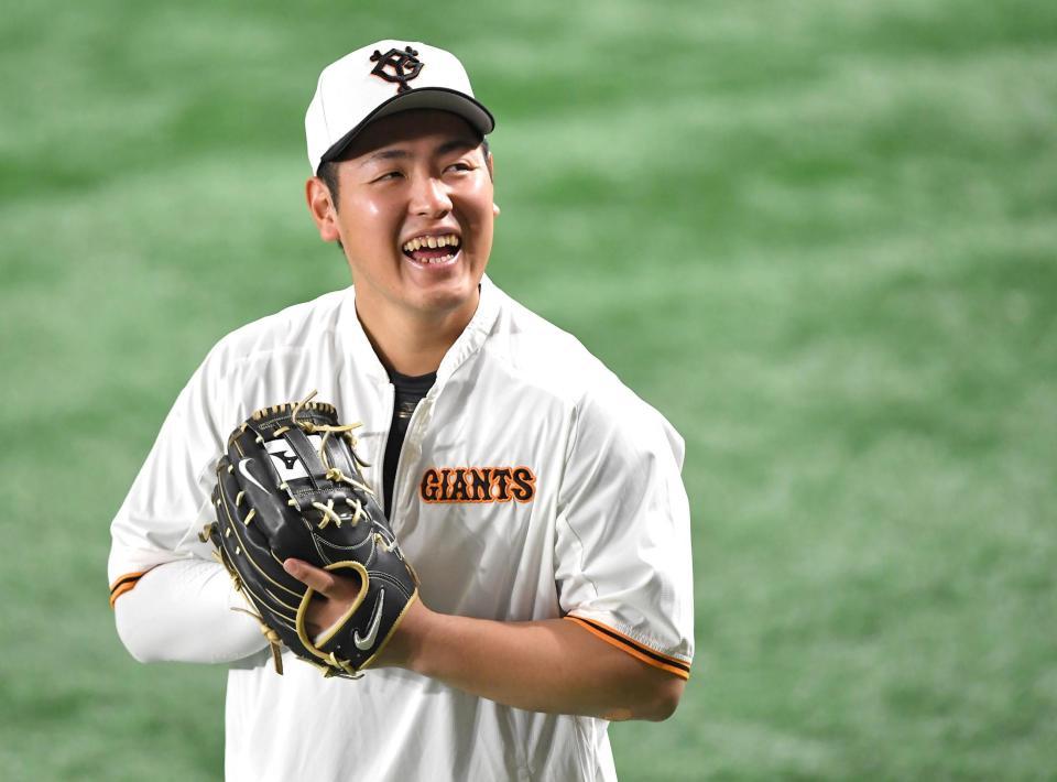 　練習中、笑顔を見せる岡本和（撮影・伊藤笙子）