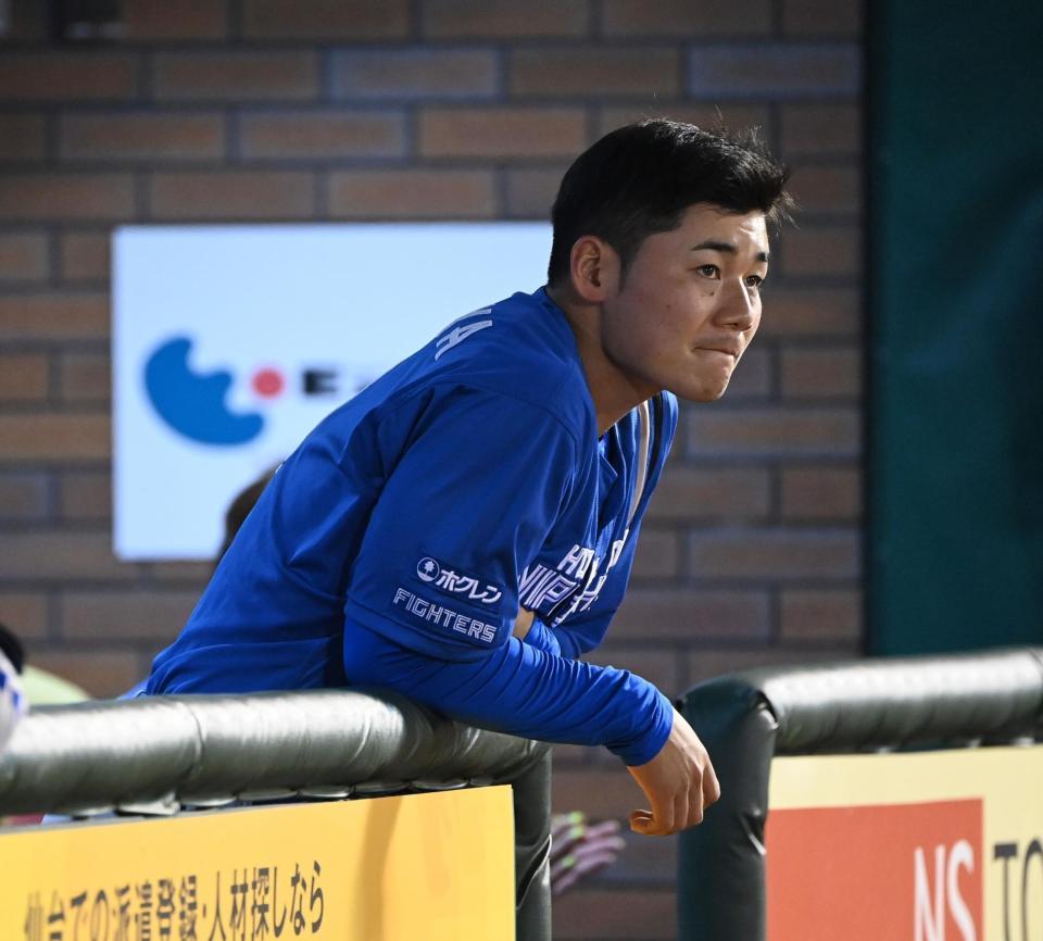 　８回、渡辺を代打に出され、ベンチから悔しそうに試合を見つめる清宮（撮影・高石航平）