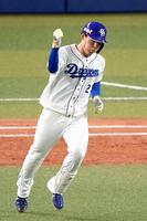 　２回、同点ソロを放ちガッツポーズする石川昂