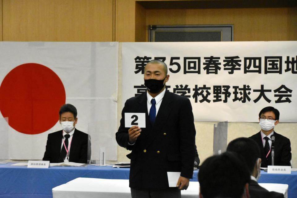 　抽選会に参加した高松商主将・浅野翔吾