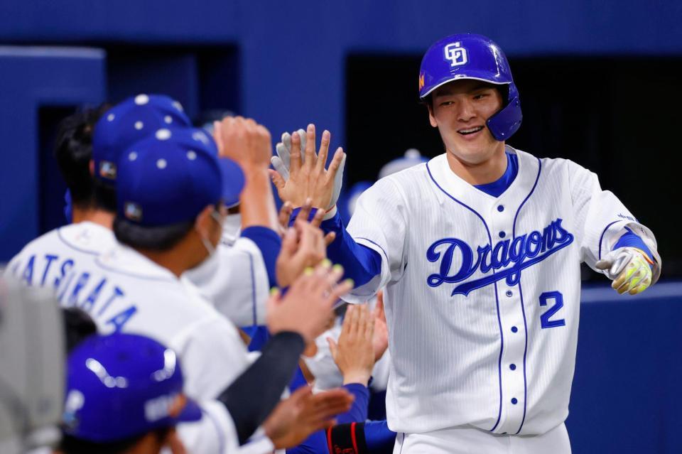 　２回、同点ソロを放ち、ナインに迎えられる石川昂