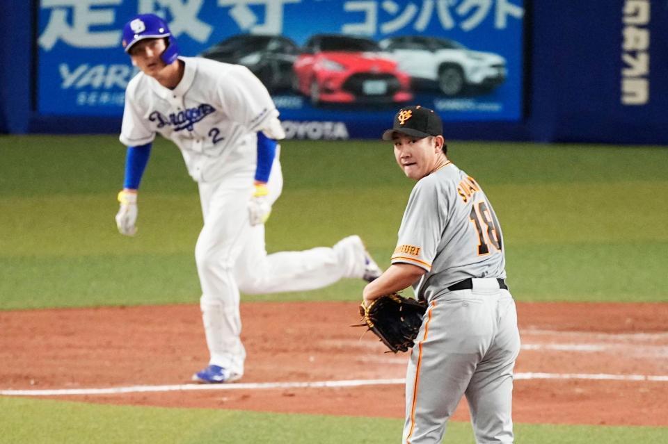 　２回、中日・石川昂（奥）に同点ソロを浴びた菅野