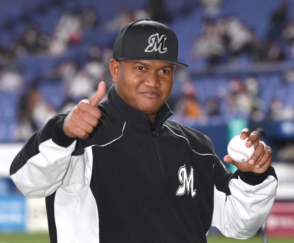 　ヒーローインタビュー後、ポーズをとるロメロ（撮影・北村雅宏）