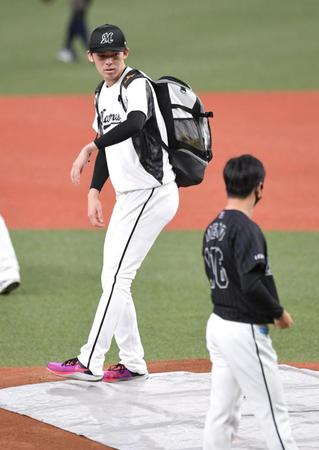 　マウンドの感触を確かめる佐々木朗（撮影・北村雅宏）