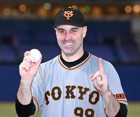 　ウイニングボールを手に笑顔のシューメーカー