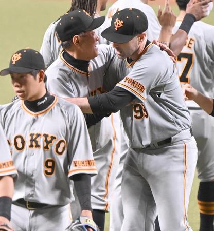 　完投勝利したシューメーカー（右）を迎える原監督
