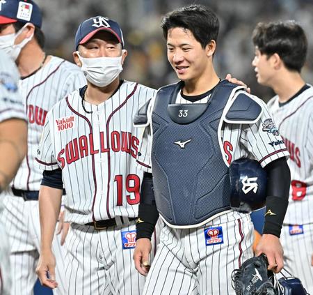 　試合後に石川（左）からねぎらいを受ける内山壮