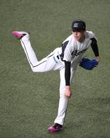 　キャッチボールする佐々木朗（撮影・石井剣太郎）