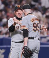 　中日に完封勝利し、シューメーカー（右）を迎える原監督