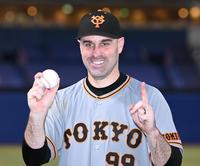 　ウイニングボールを手に笑顔のシューメーカー