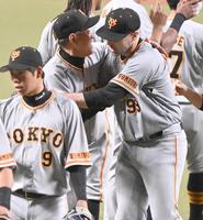 　完投勝利したシューメーカー（右）を迎える原監督