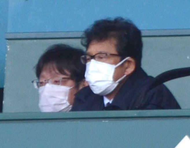 　関西学生野球を視察する侍ジャパン・栗山監督（右）