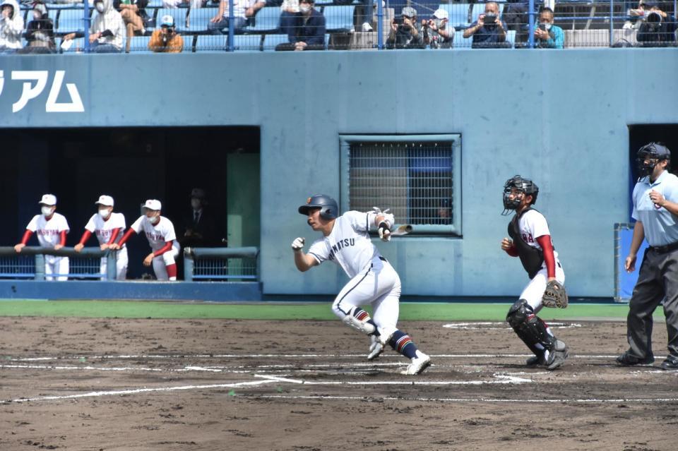 　１回、左中間へ適時二塁打を放った高松商・浅野翔吾