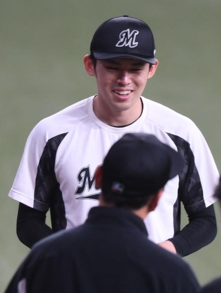 　練習中に笑顔を見せる佐々木朗（撮影・石井剣太郎）