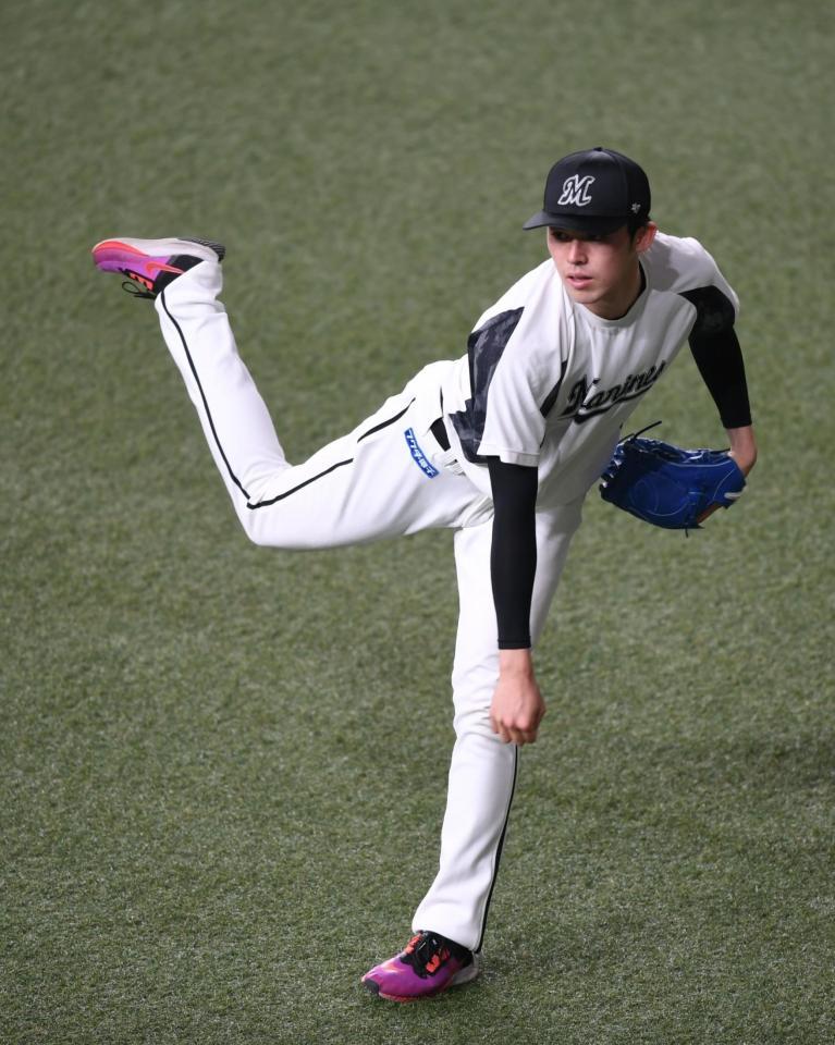 　キャッチボールする佐々木朗（撮影・石井剣太郎）