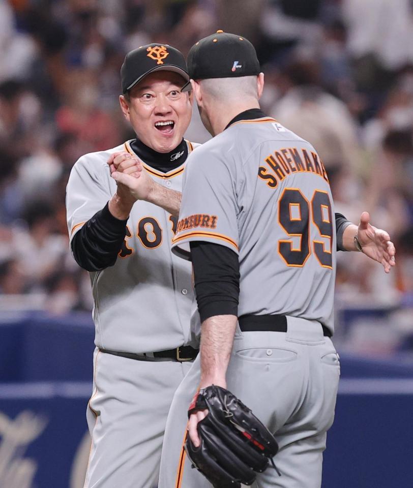 　中日に完封勝利し、シューメーカー（右）を迎える原監督