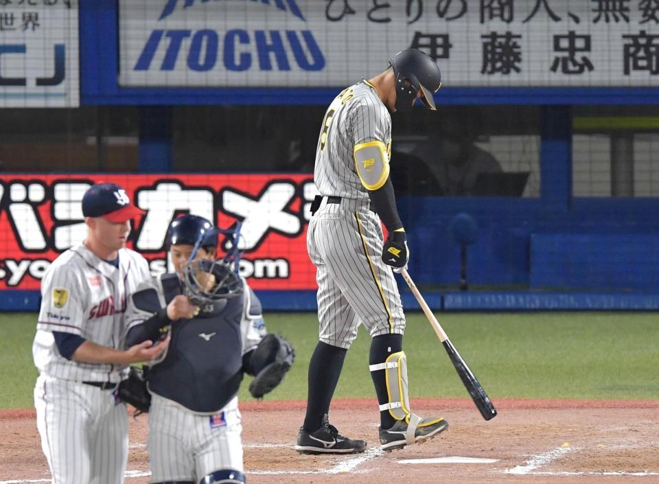 　９回、佐藤輝は空振り三振に倒れ試合終了（撮影・佐々木彰尚）