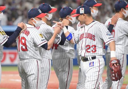 　青木に入団から２１年連続勝利を祝福される石川（撮影・金田祐二）