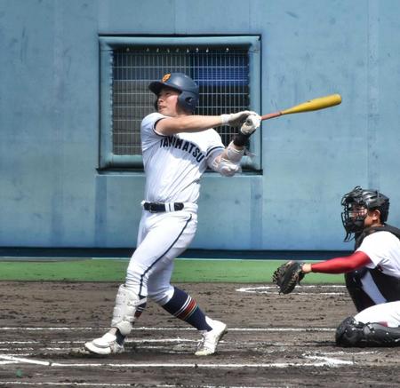 　１回、先制の適時打を放った高松商・浅野