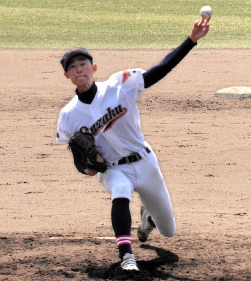 　力強い投球を披露した奈良朱雀・奈良商工の清水