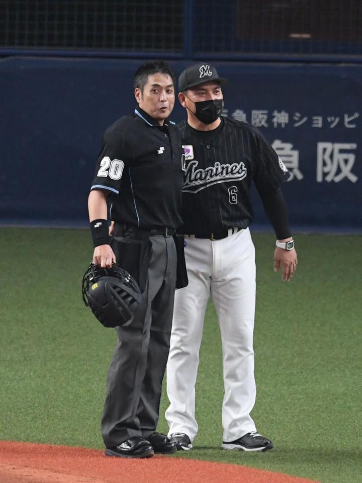 ２回、白井球審（左）は井口監督と話をする（撮影・山口登）