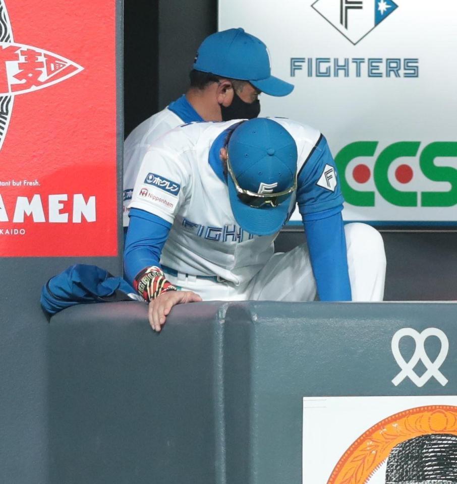 　９回、今川の見逃し三振にがっくりした新庄ビッグボス（撮影・中島達哉）