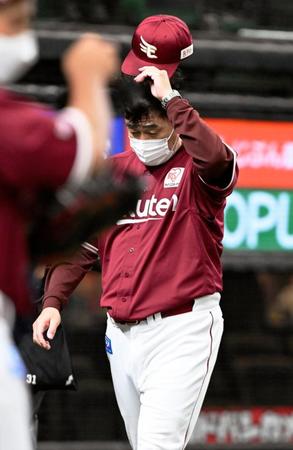 　６回の攻撃を終え、投手交代を告げた楽天・石井監督＝ベルーナドーム