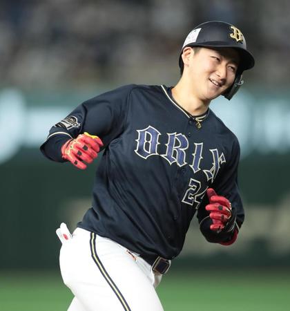 ８回、同点２ランを放った紅林（撮影・中島達哉）