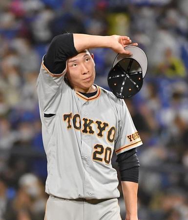 ５回、牧に２ランを浴びるなど５失点を喫し、マウンドを降りる戸郷（撮影・伊藤笙子）