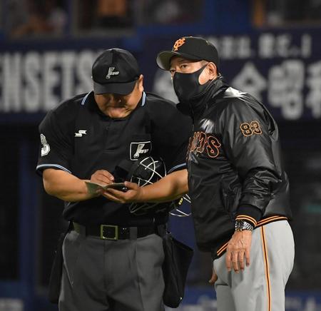 ６回、選手交代を告げる原監督（右）＝撮影・伊藤笙子